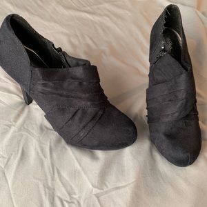 Black faux suede pumps